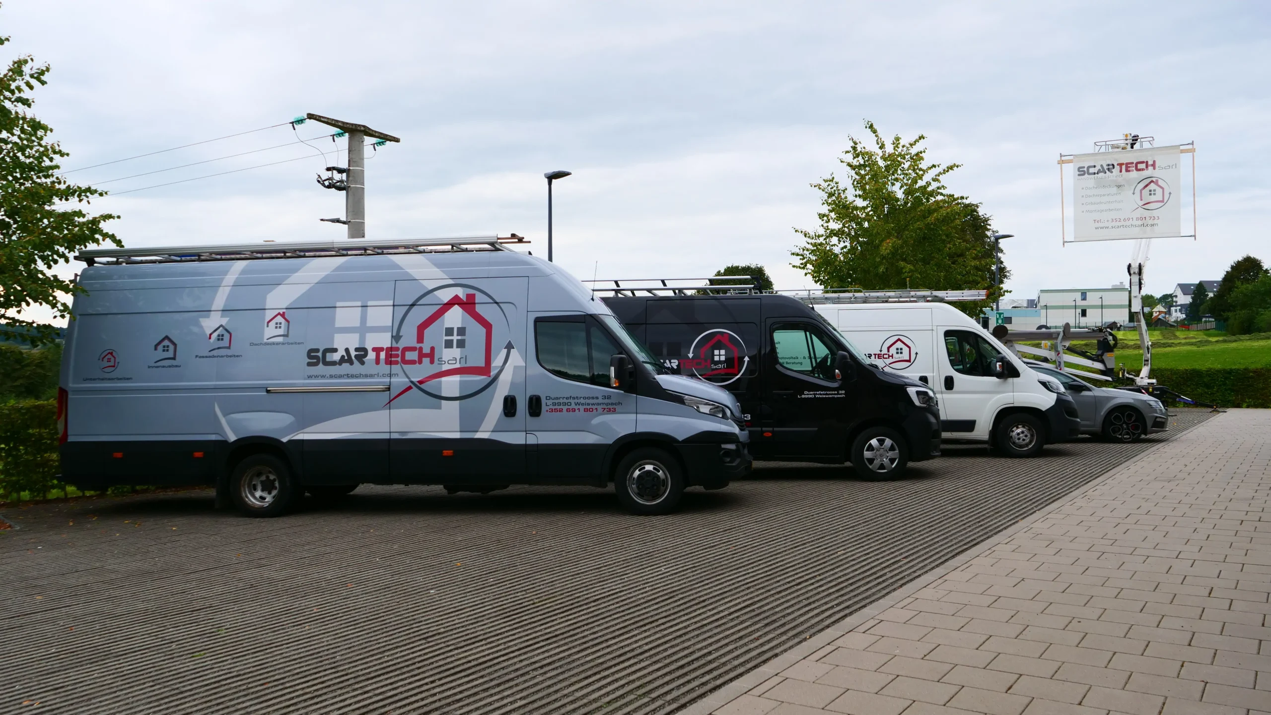 Fuhrpark von Links mit Hebebühne